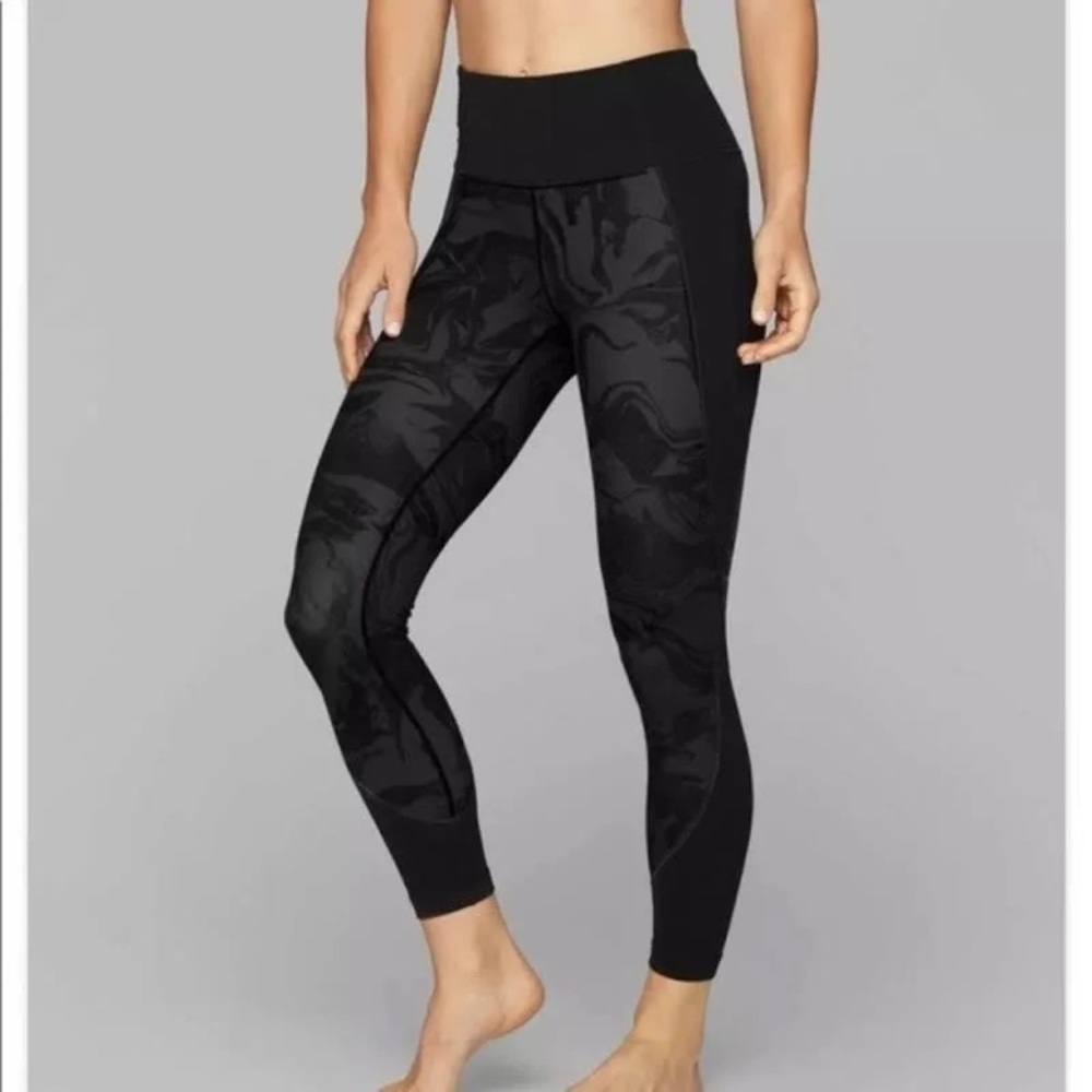 Athleta Marble Salutation 7/8 Women’s Black Leggings